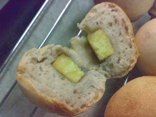 いちご酵母のプチ芋パン