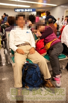 2011年10月九寨溝空港で待ちくたびれた二人