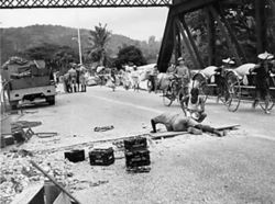 マレー半島内の橋梁を破壊するイギリス軍工兵